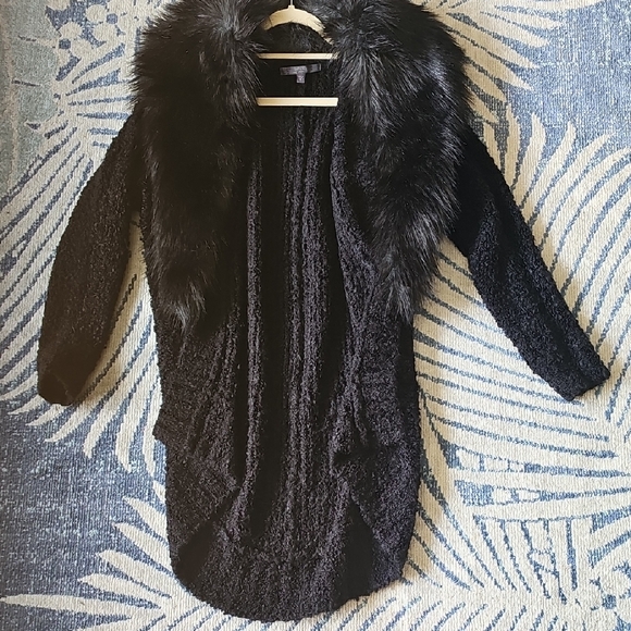 Elegant Black Sweater with Faux Fur Collar - Picture 1 of 4